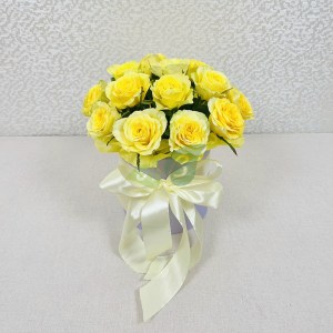 Розы желтые в коробке